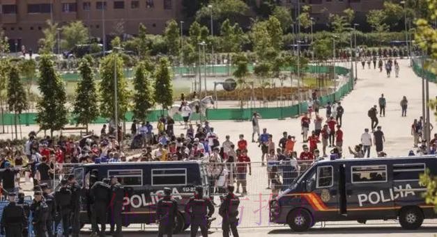 警方已锁定6名马竞极端球迷人偶事件的作案者